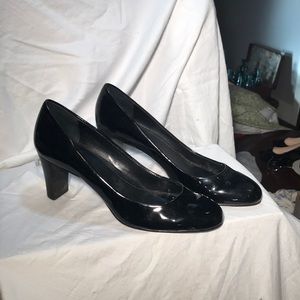 Nice Calvin Klein black patent pumps!